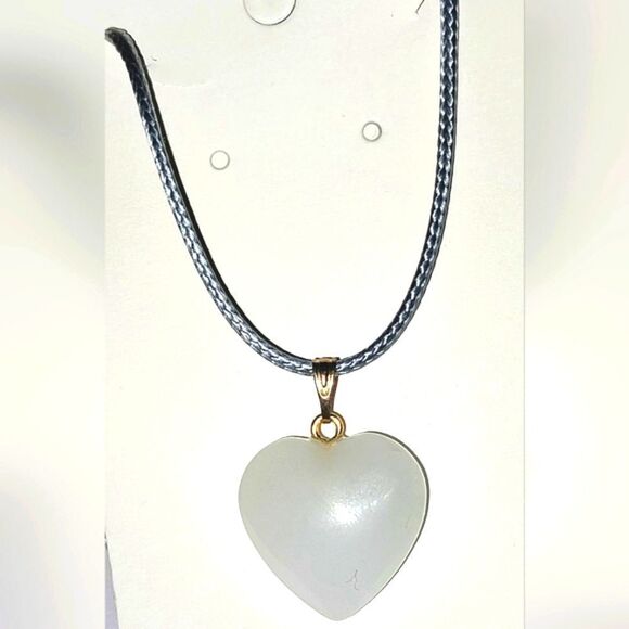 Beautiful glass heart necklace for women and girls - Picture 3 of 6